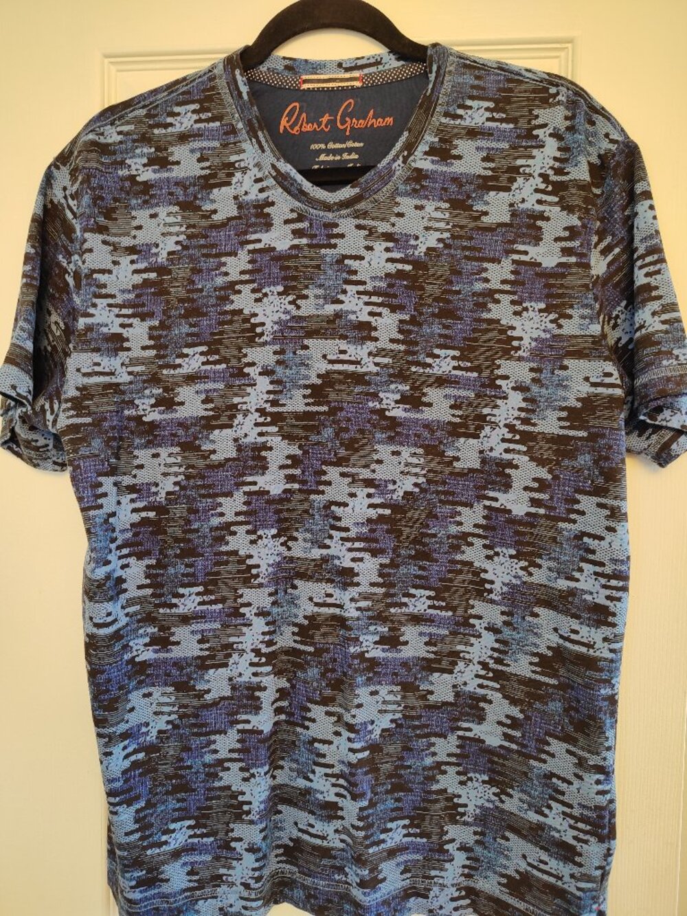 ROBERT GRAHAM Blue Abstract Camo Style MEDIUM V-Neck Short Sleeve T-Shirt  <EUC>